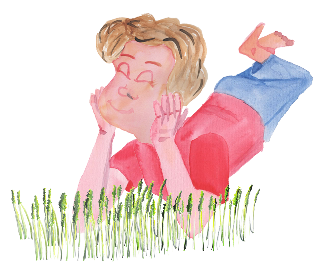 Max liegt bäuchlings im Gras